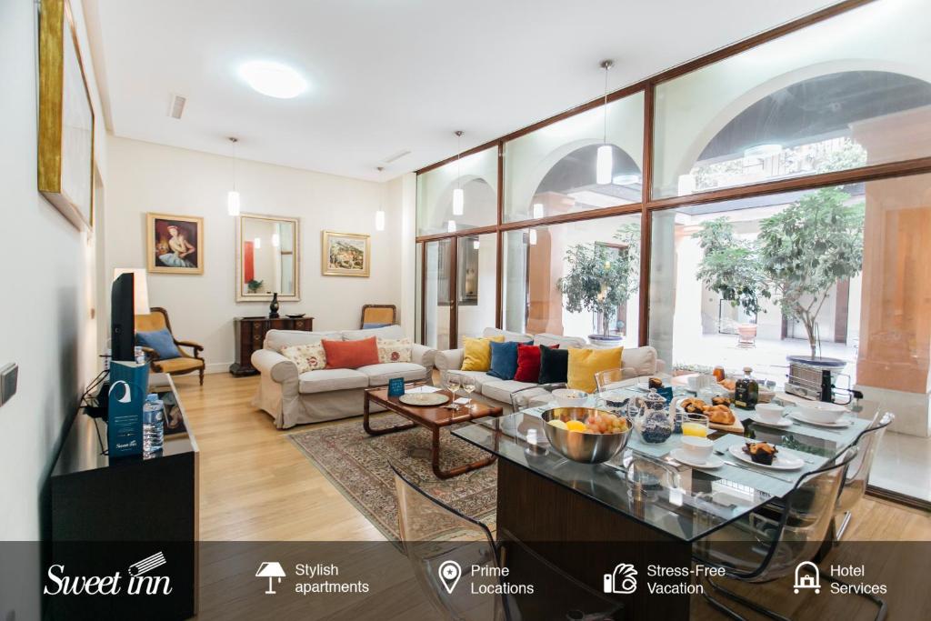 Alameda de Hercules Apartment في إشبيلية: غرفة معيشة مع أريكة وطاولة