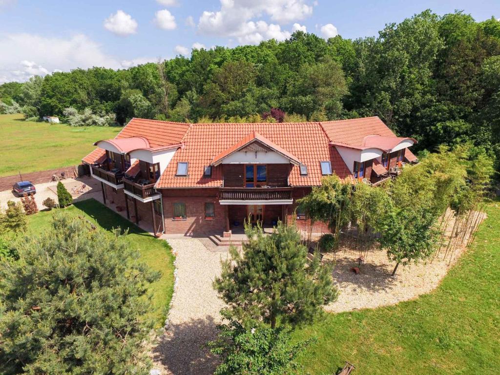 una vista aérea de una casa con techo en OwlCastle-Bagolyvár en Hajdúszoboszló