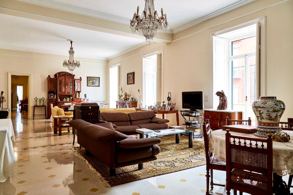 un soggiorno con divano e tavolo di Suite Klimt P.zza Amedeo a Napoli