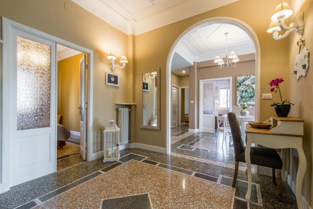 un couloir avec une porte, une table et une chaise dans l'établissement Casa Vittoria, à Rapallo