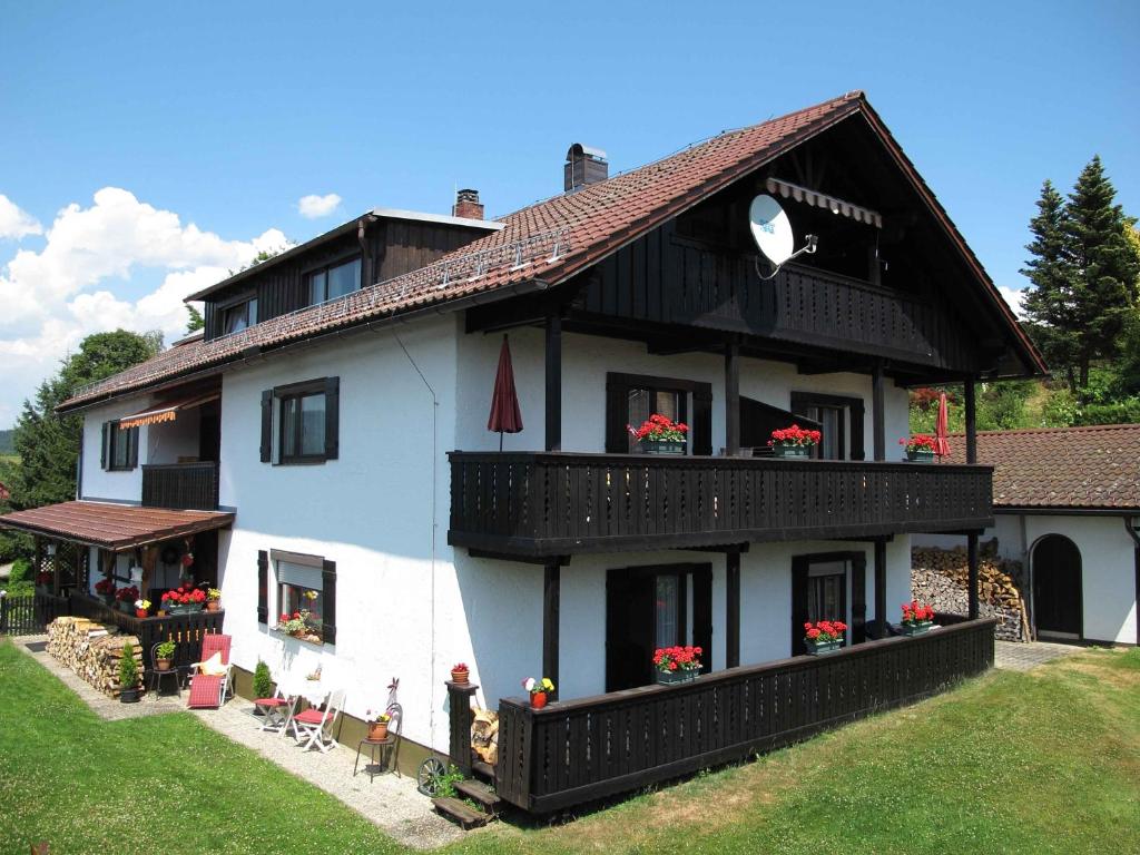 una gran casa blanca con techo negro en Haus Anton en Zwiesel