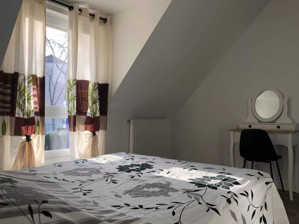 1 dormitorio con cama y ventana en Home Auray, en Auray
