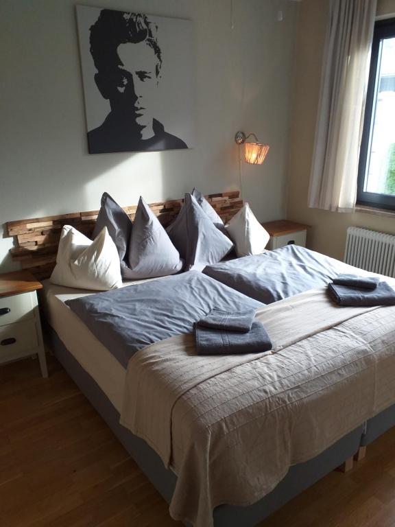 1 dormitorio con 1 cama grande y toallas. en Apartmenthaus Hinterer en Bad Goisern