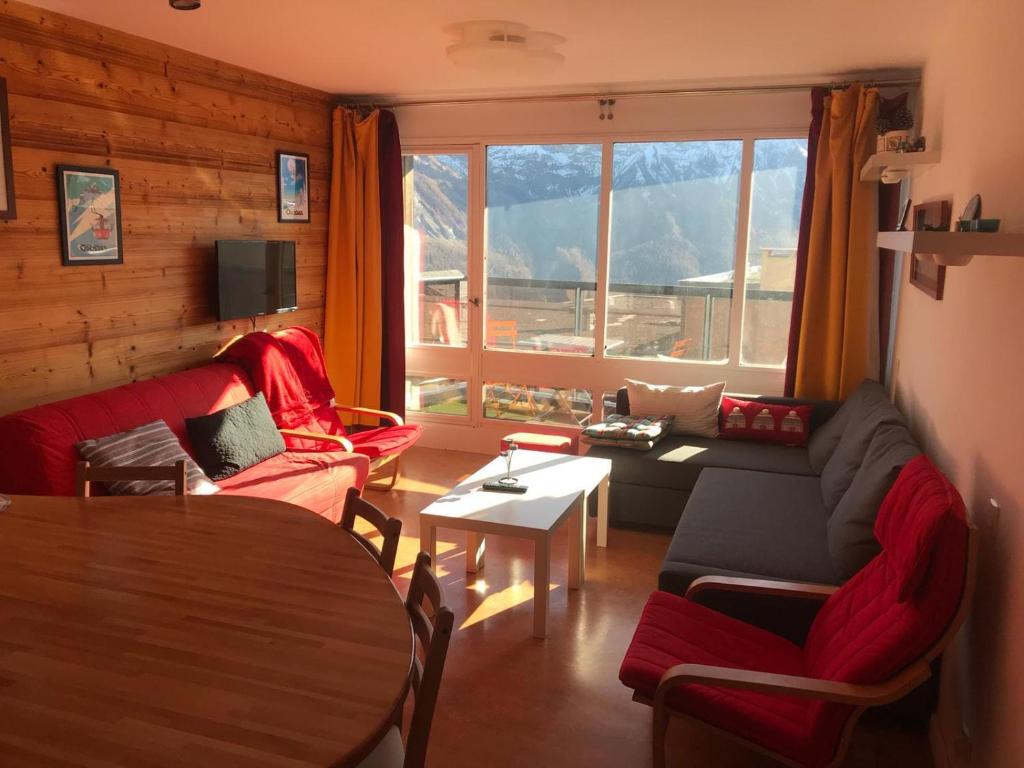 - un salon avec un canapé, des chaises et une table dans l'établissement Appartement pied des pistes avec balcon & vue 6 personnes, à Orcières