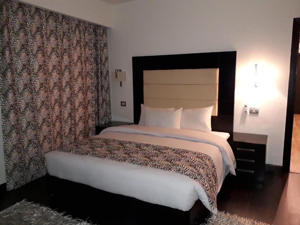 Postel nebo postele na pokoji v ubytování Royal Maadi Hotel