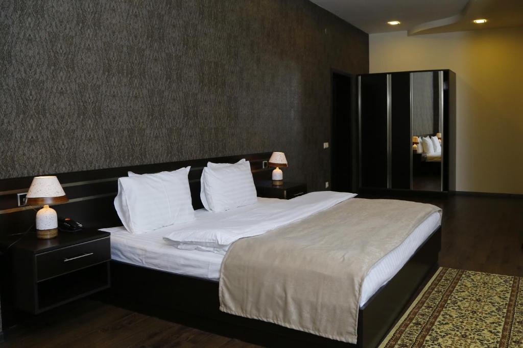 Postel nebo postele na pokoji v ubytování Tomu's Hotel
