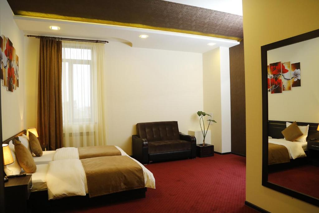 Postel nebo postele na pokoji v ubytování Tomu's Hotel