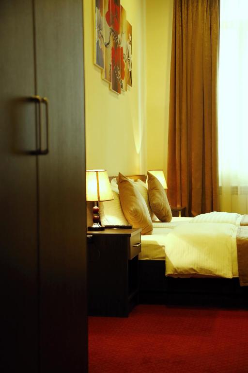 Postel nebo postele na pokoji v ubytování Tomu's Hotel