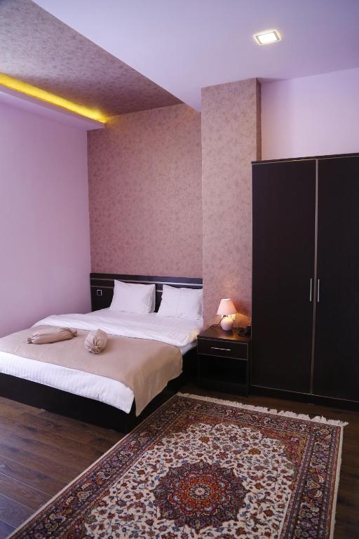 Postel nebo postele na pokoji v ubytování Tomu's Hotel