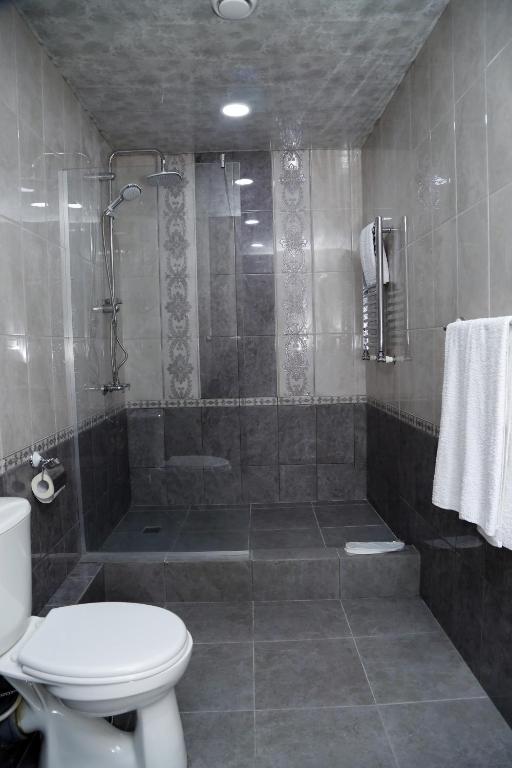 Koupelna v ubytování Tomu's Hotel