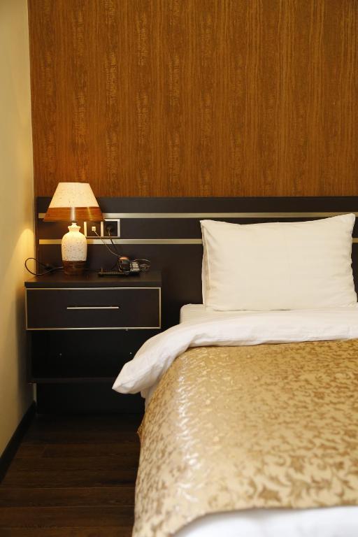 Postel nebo postele na pokoji v ubytování Tomu's Hotel
