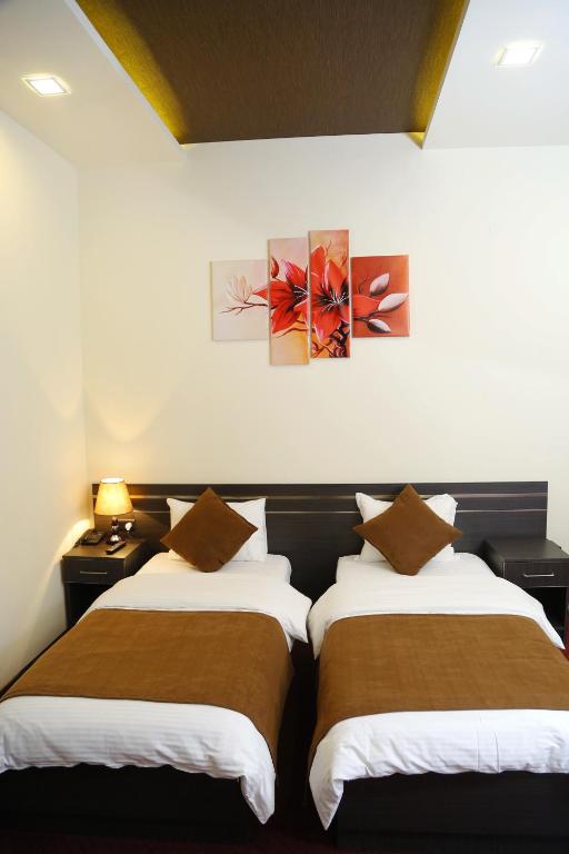 Postel nebo postele na pokoji v ubytování Tomu's Hotel
