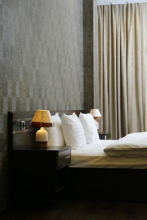 Postel nebo postele na pokoji v ubytování Tomu's Hotel