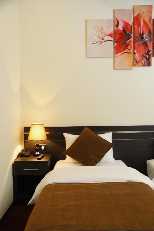 Postel nebo postele na pokoji v ubytování Tomu's Hotel