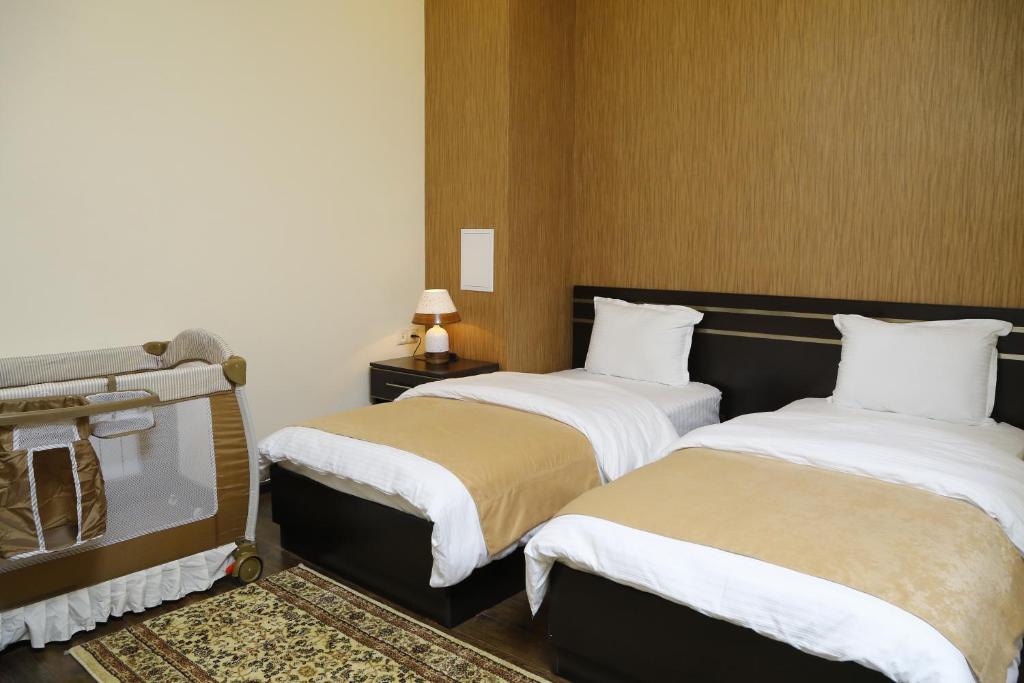 Postel nebo postele na pokoji v ubytování Tomu's Hotel