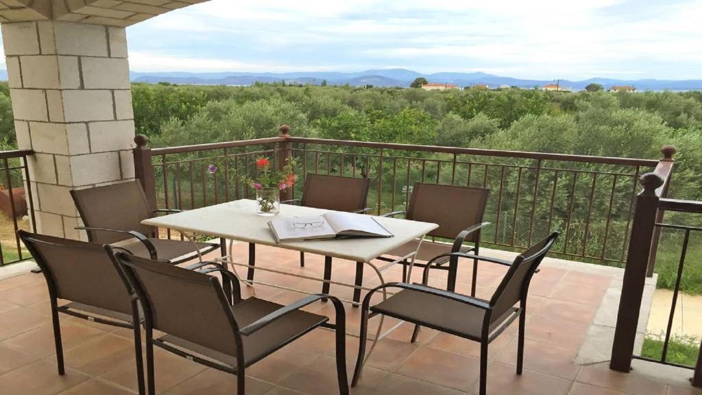 Balkón nebo terasa v ubytování Glyfada Villas III