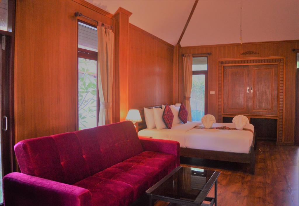 Postel nebo postele na pokoji v ubytování Sayang Beach Resort Koh Lanta