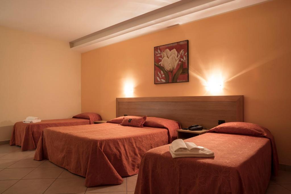 Postel nebo postele na pokoji v ubytování Manhattan Village Hotel