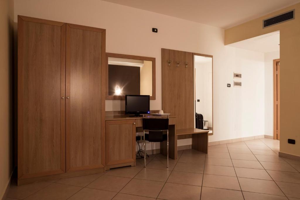 TV a/nebo společenská místnost v ubytování Manhattan Village Hotel