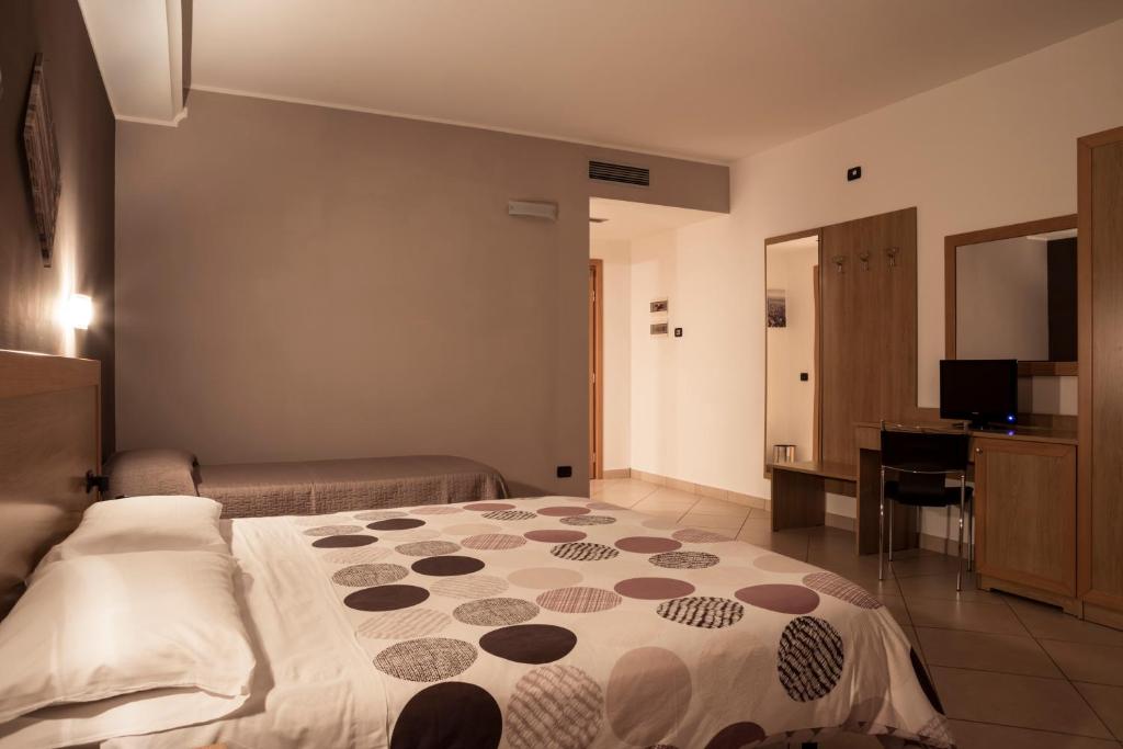 Postel nebo postele na pokoji v ubytování Manhattan Village Hotel