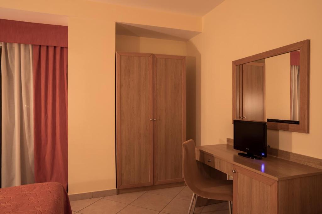 TV a/nebo společenská místnost v ubytování Manhattan Village Hotel