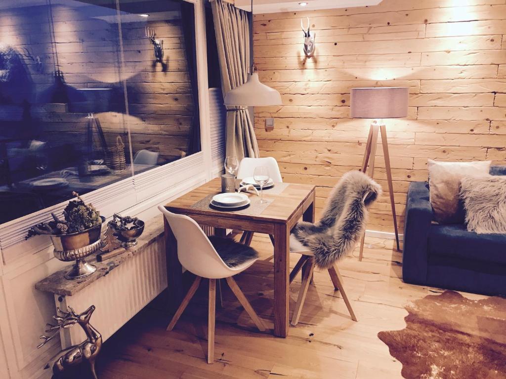 Zimmer mit einem Schreibtisch und einem Tisch mit einem Stuhl in der Unterkunft Chalet am Hasselkopf in Braunlage