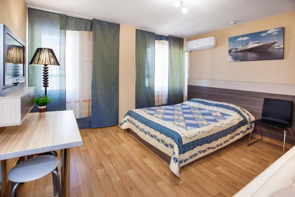 トリヤッチにあるApartment on 40 let Pobedy street 51Vのベッドルーム1室(ベッド1台、デスク、椅子付)