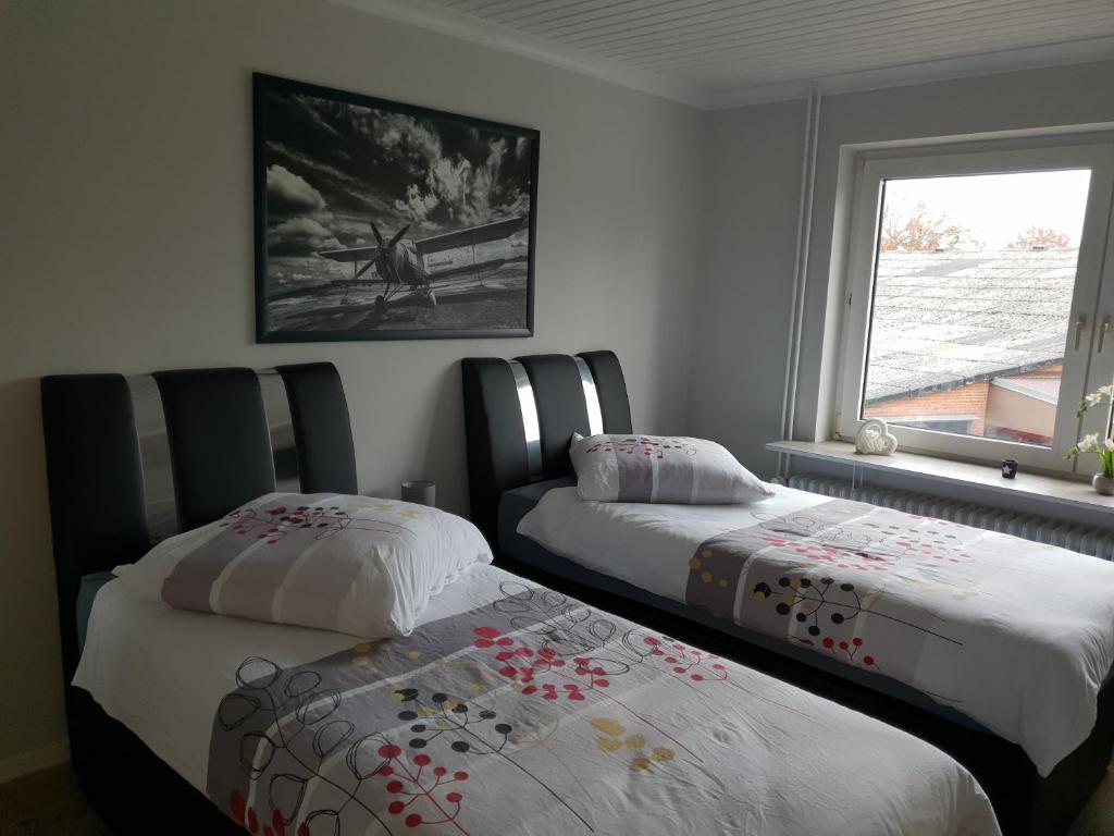 2 nebeneinander sitzende Betten in einem Schlafzimmer in der Unterkunft Sunnesching in Sankt Michaelisdonn