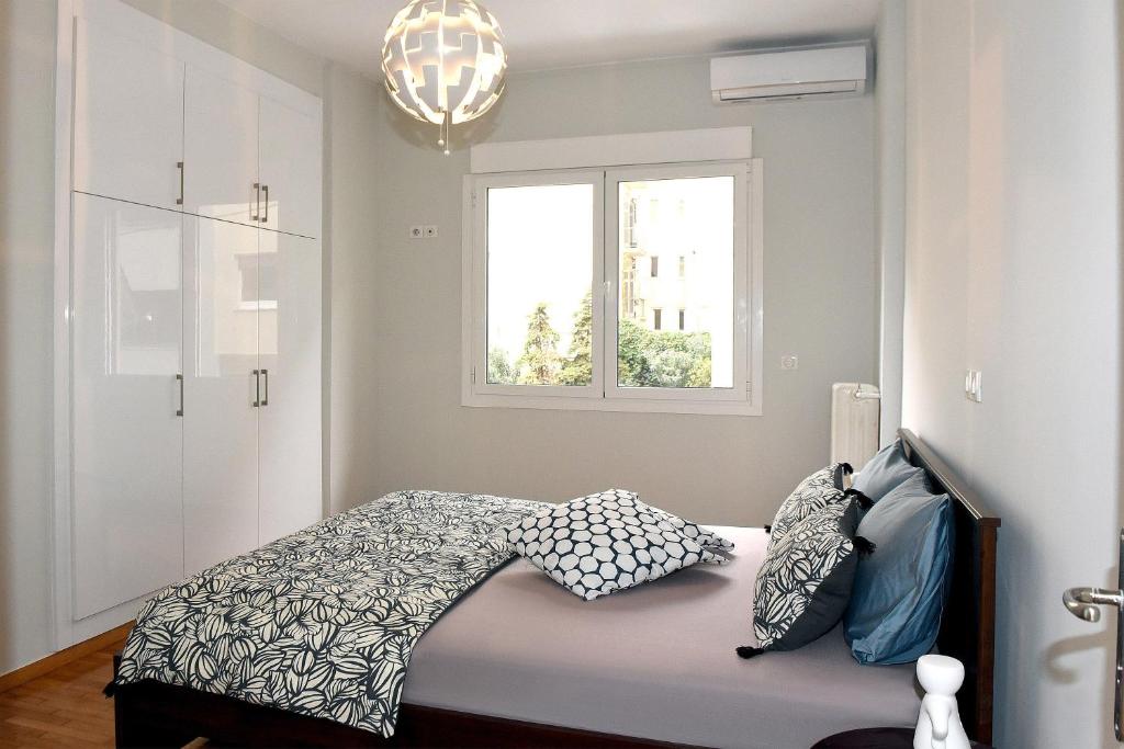 - une chambre avec un lit et une fenêtre dans l'établissement Kleopatra Apartment in Acropolis, à Athènes