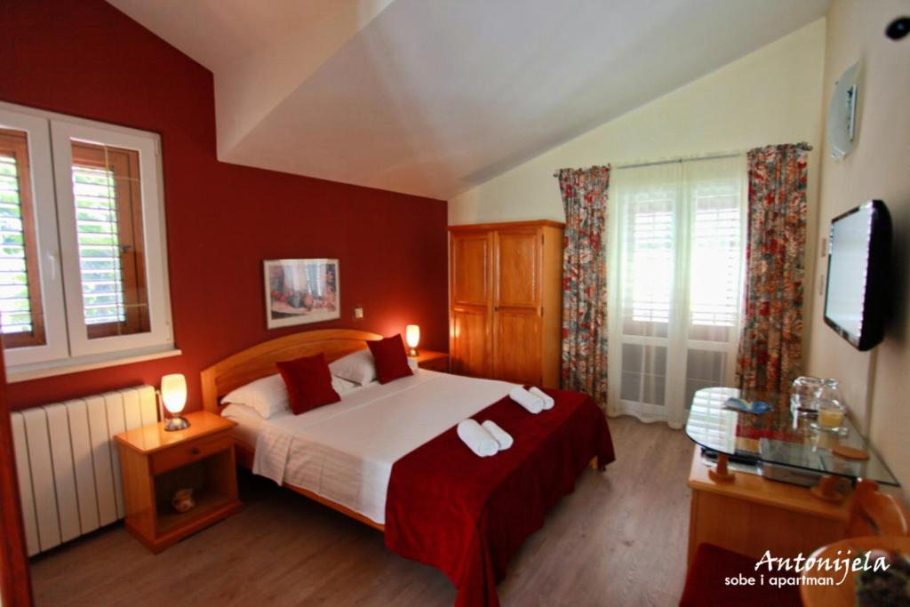 Postel nebo postele na pokoji v ubytování Apartment & Rooms Antonijela
