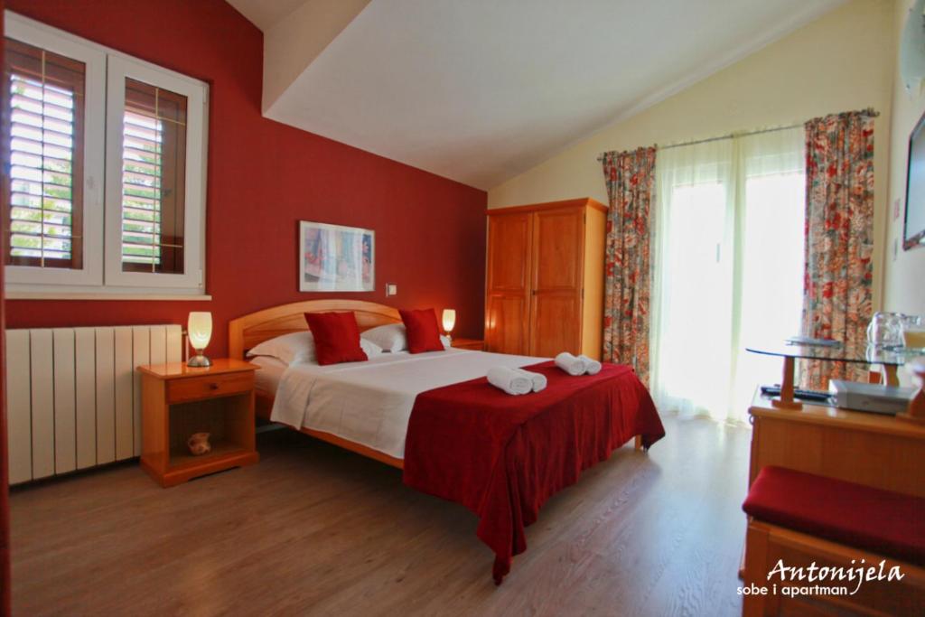 Postel nebo postele na pokoji v ubytování Apartment & Rooms Antonijela