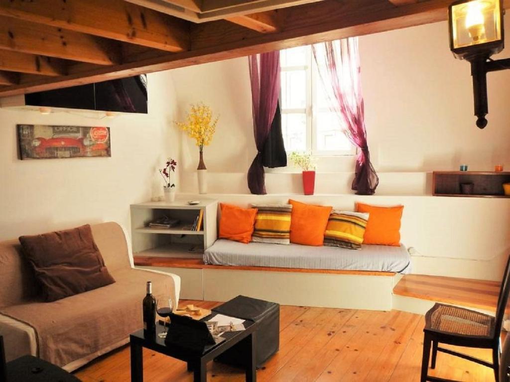 - un salon avec un canapé et une table dans l'établissement Central Lisbon Charming Loft, à Lisbonne
