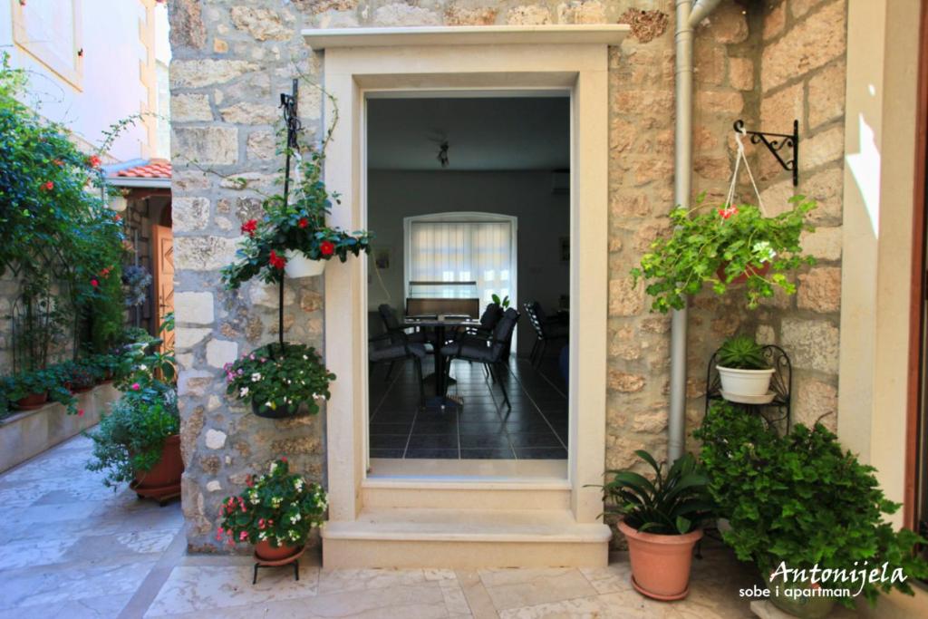 Patio nebo venkovní prostory v ubytování Apartment & Rooms Antonijela