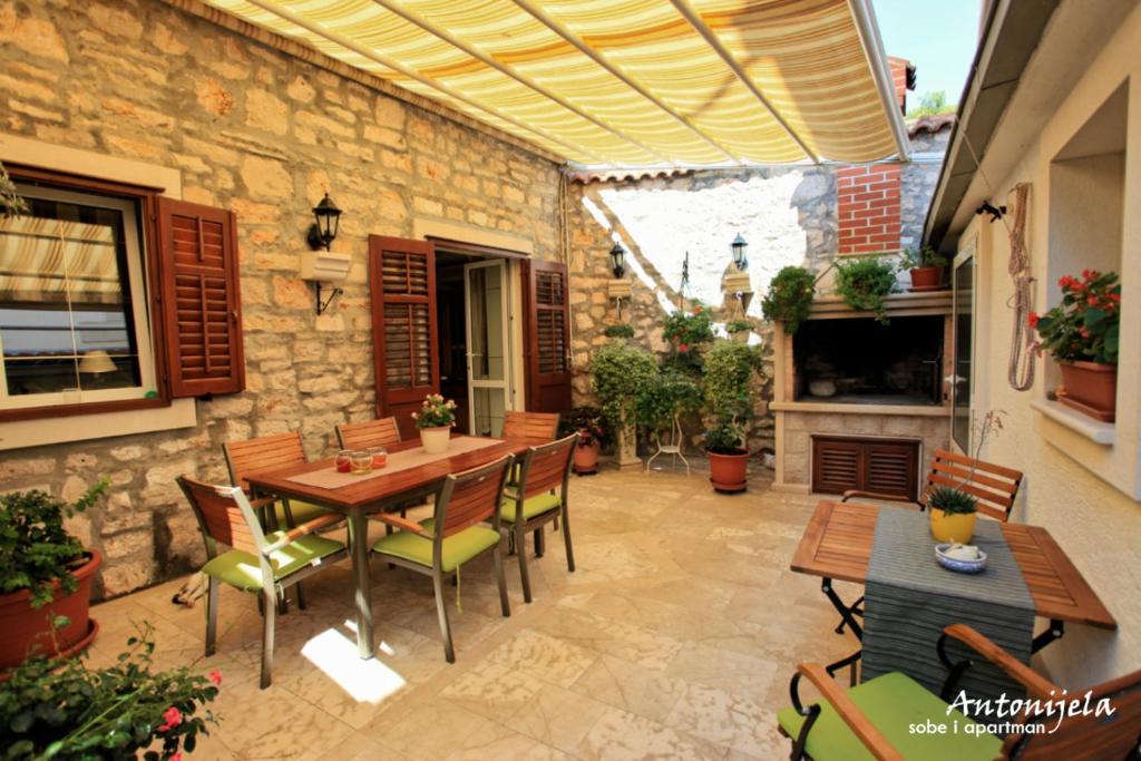 Balkón nebo terasa v ubytování Apartment & Rooms Antonijela
