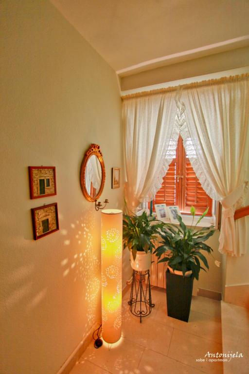Postel nebo postele na pokoji v ubytování Apartment & Rooms Antonijela