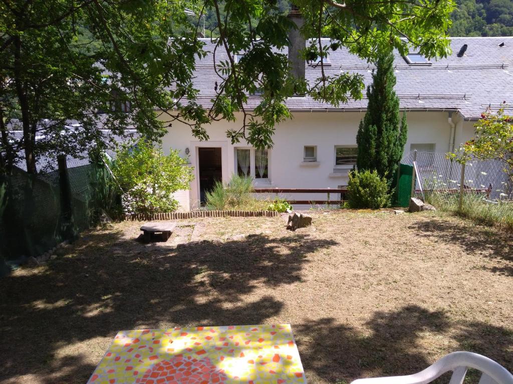コトレにあるSTUDIO COSY AVEC TERRASSE ET JARDINETの家の前庭に座る猫