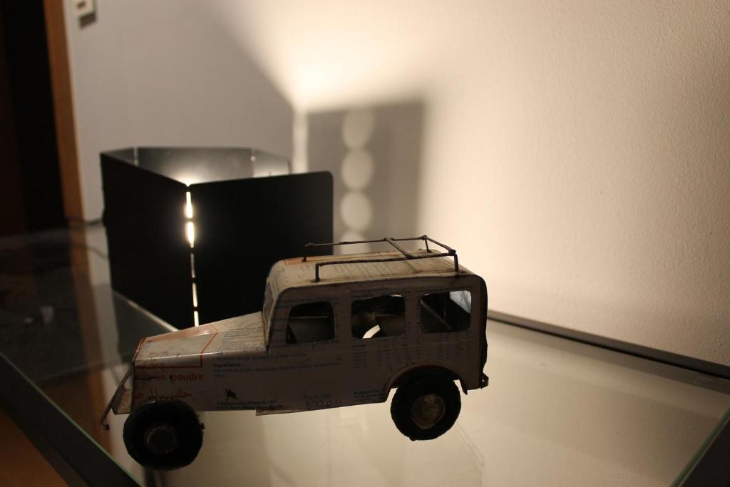 un camión de juguete sentado sobre una mesa de cristal en Aritza Apartamentos Turísticos Rurales en Elizondo