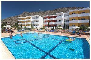 una gran piscina frente a un hotel en Stella Hotel en Pefki Rhodes