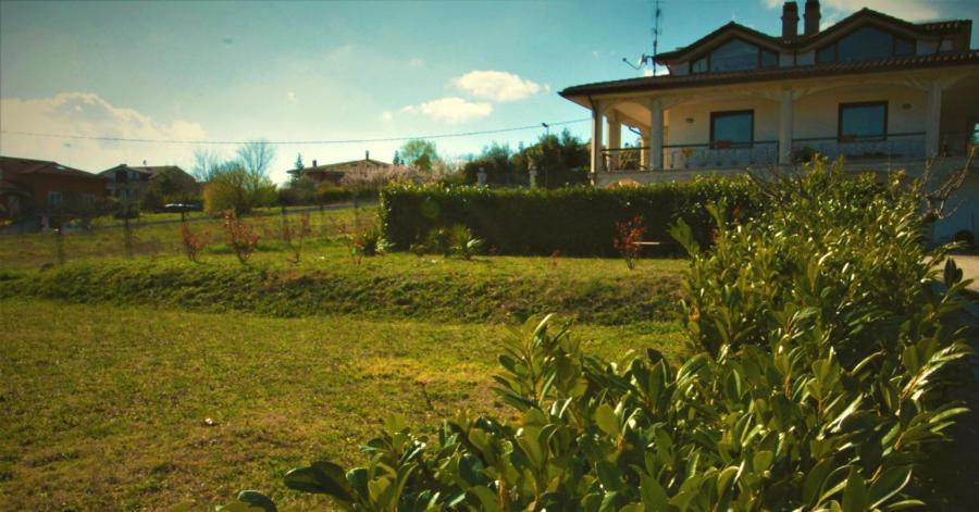 une grande maison dans une cour avec une pelouse dans l'établissement Radices Bed & Breakfast, à Campobasso