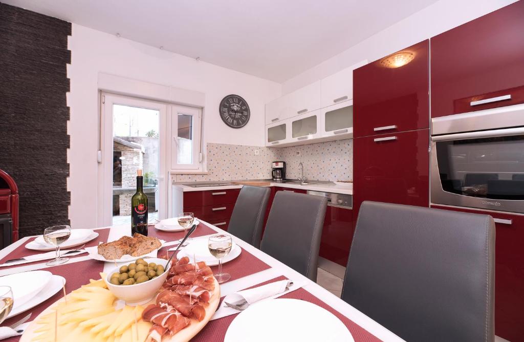 Kuchyňa alebo kuchynka v ubytovaní Apartment Andrina