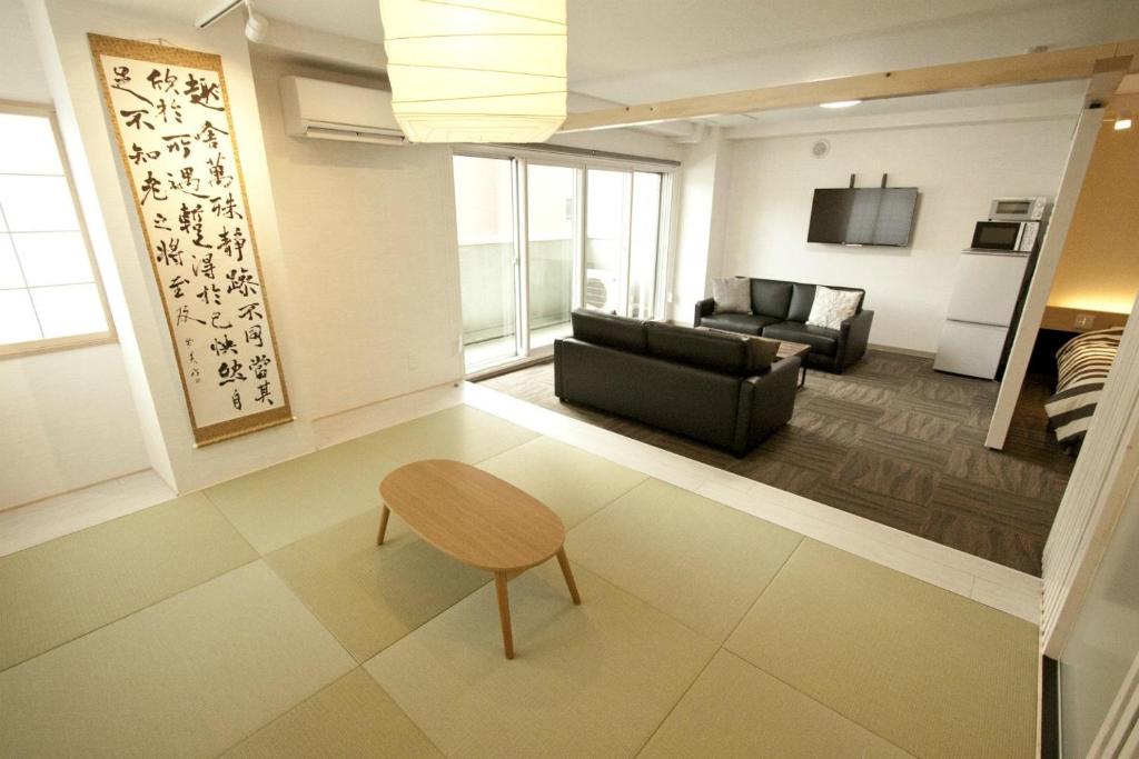 uma sala de estar com um sofá e uma mesa em Place 11 Building / Vacation STAY 2139 em Sapporo