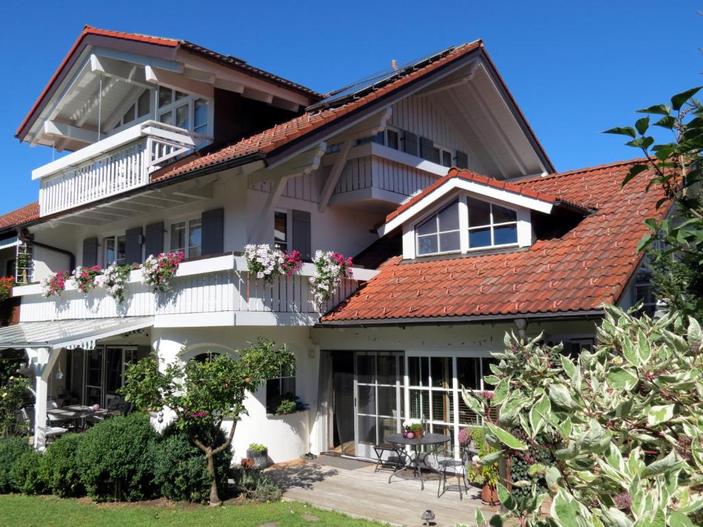 a house with a red roof at Ferienwohnung Lisi Hartmann in Blaichach