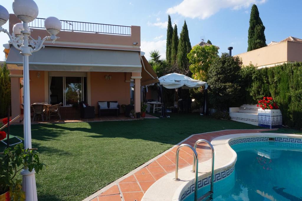 Chalet Familiar con Piscina Privada - Housity