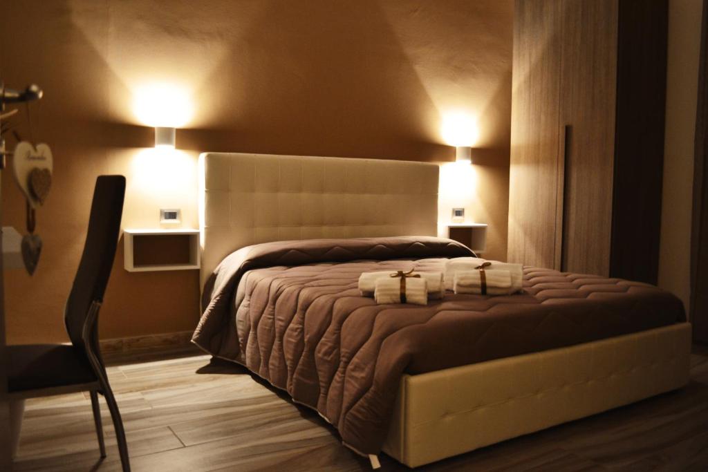 1 dormitorio con 1 cama con 2 toallas en B&B Elisir en Giardinetti 