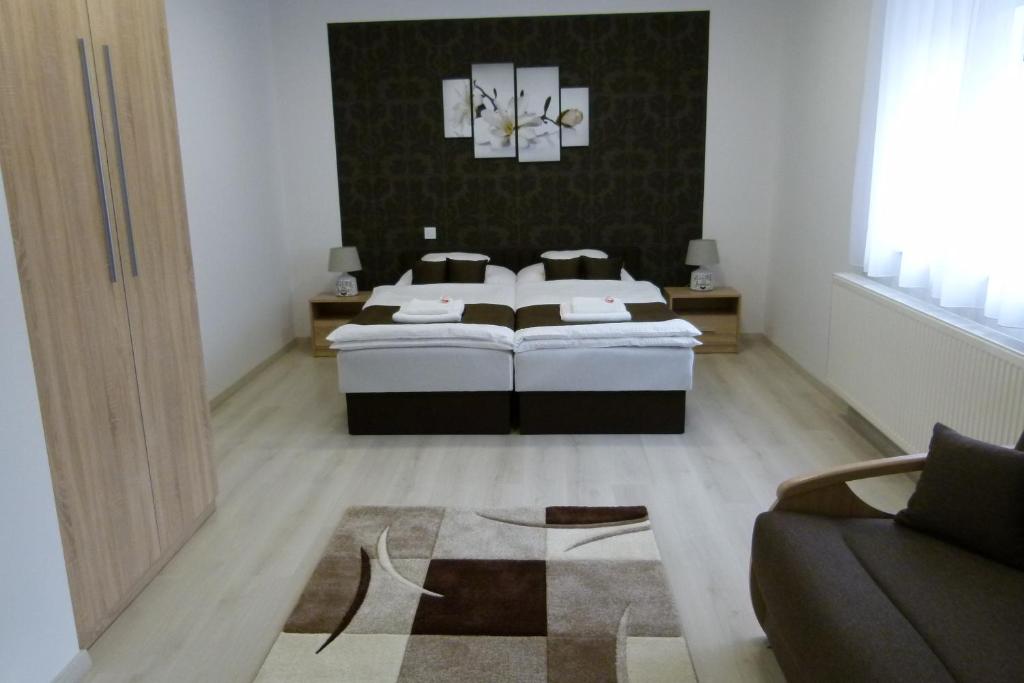 Postel nebo postele na pokoji v ubytování Wolf House Apartman