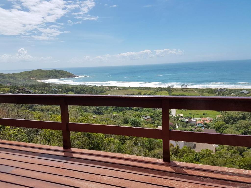una terraza con vistas al océano en Panorâmica Praia da Silveira, en Garopaba