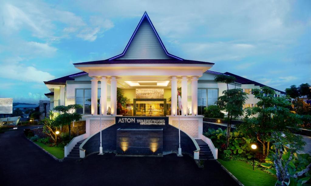 丹戎檳榔的住宿－ASTON Tanjung Pinang Hotel & Conference Center，前方有钟的建筑
