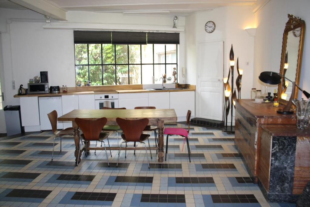 - une salle à manger avec une table et des chaises dans l'établissement La Villa Victoria -Malzéville Village -120m2, à Nancy