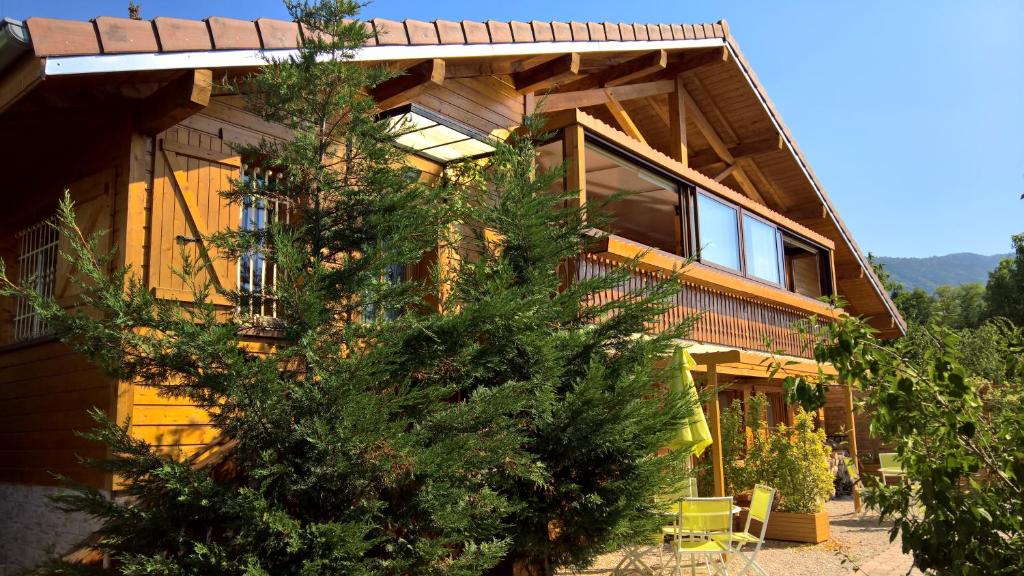 een huis met een boom ervoor bij Gîtes Le Panorama in Collonges-sous-Salève