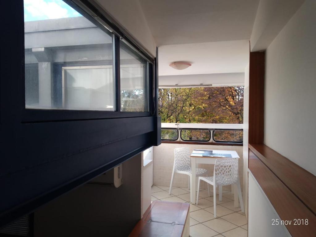 uma vista para um quarto com uma mesa e uma janela em LA SERRA 211 em Ivrea